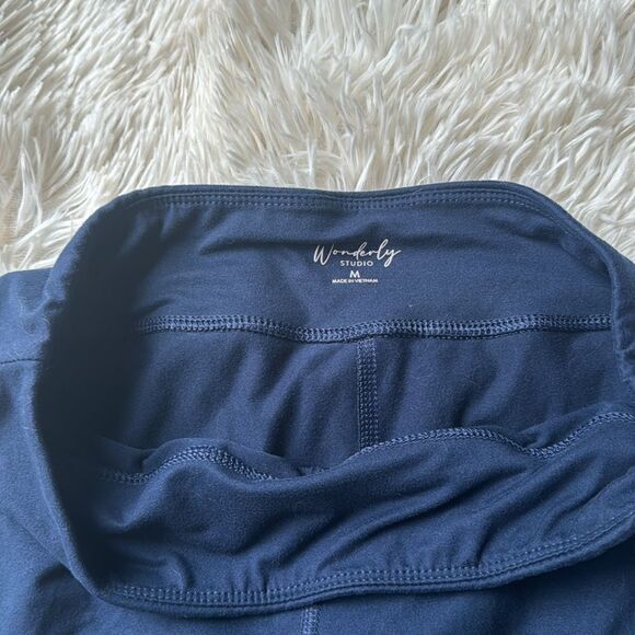 Wonderly Stretch Yoga Capri Pants Size Medium Floral & Navy Blue - Picture 4 of 5